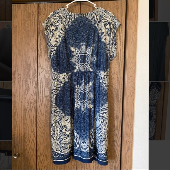 Knee length patterned dress - Picture 2 of 4